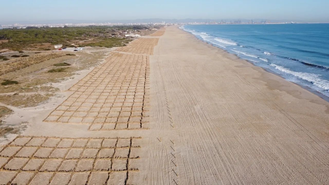 Espanha-bombeia-33-milhoes-de-m³-de-areia-por-dutos-flutuantes-e-submersos-para-reconstruir-7-km-de-praias-em-Valencia-e-criar-uma-faixa-costeira-ate-150-metros-mais-larga-contra-a-3_2.jpg